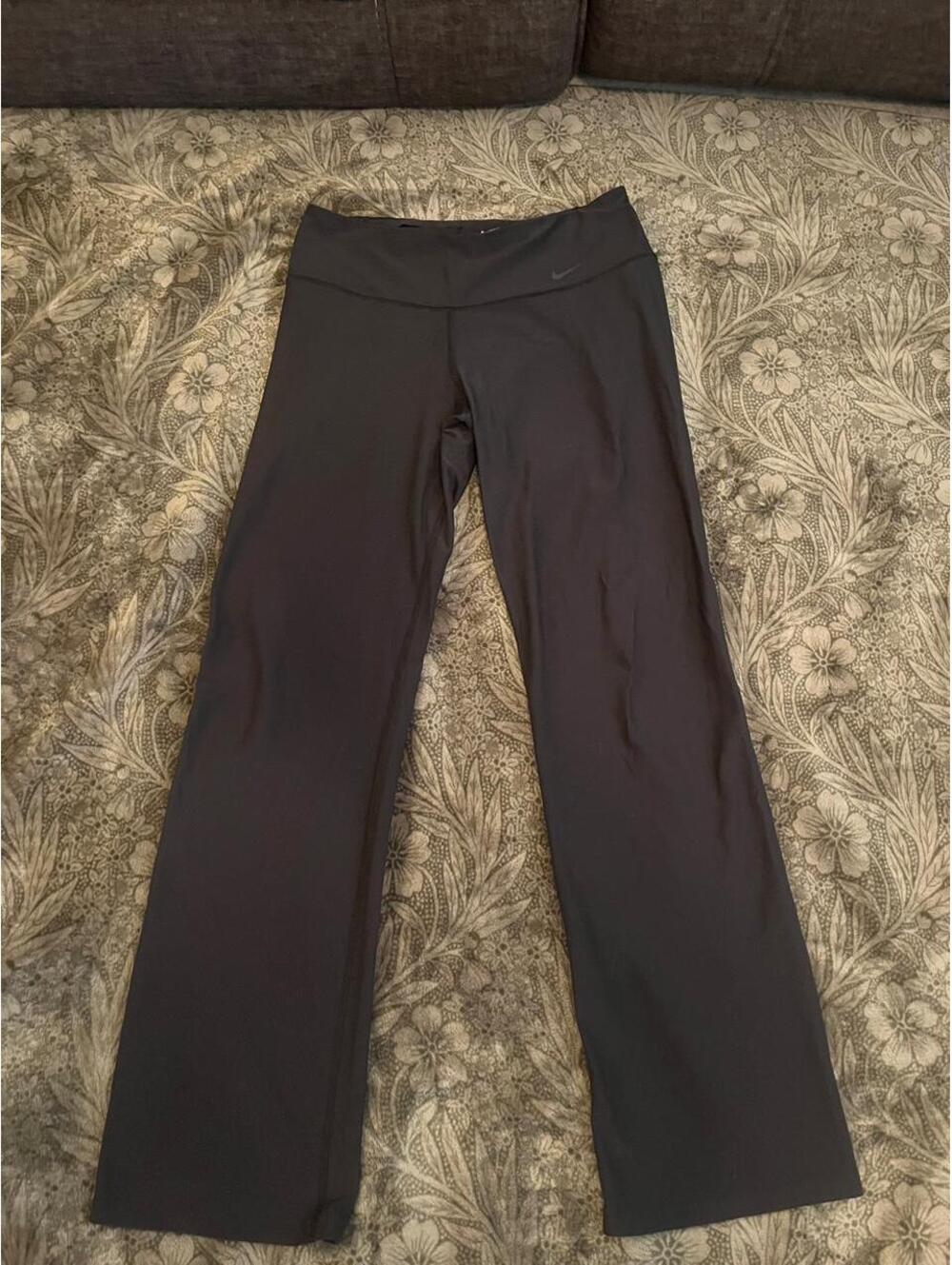 Nike Women's Black and Grey Legging
